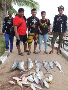 Ikan hasil pancing yang didapatkan oleh tim 2 saat tiba di dermaga PLTU Ancol.