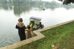 Masyarakat sekitar Situ menyewakan wahana permainan berupa sepeda air bagi para pengunjung.