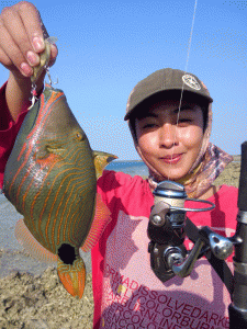 Kurnia saat memegang ikan hasil pancingnya di sebuah spot mancing di wilayah Jawa Timur. Ia kerap melakukan trip mancing bersama rekan-rekannya dan sang kekasih.
