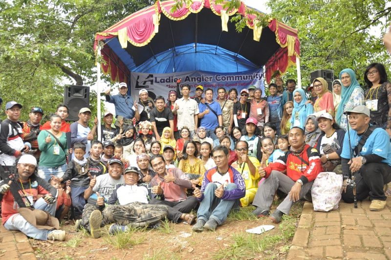 Ladies Angler Community ketika menggelar kegiatan mancing bersama untuk memeriahkan Hari Kartini, Minggu (24/4). Lomba mancing casting tersebut diikuti oleh berbagai peserta baik wanita maupun pria yang rela berdandan mengenakan pakaian wanita.